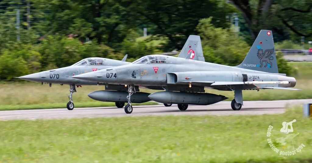 Double Takeoff
Two F-5 aircraft take off from the runway @ LSMM

#swissairforce #tiger #f5tiger #avnerd #aviation #schweizerluftwaffe #swiss #switzerland #schweiz instagr.am/p/CpDXJqUs4Hd/