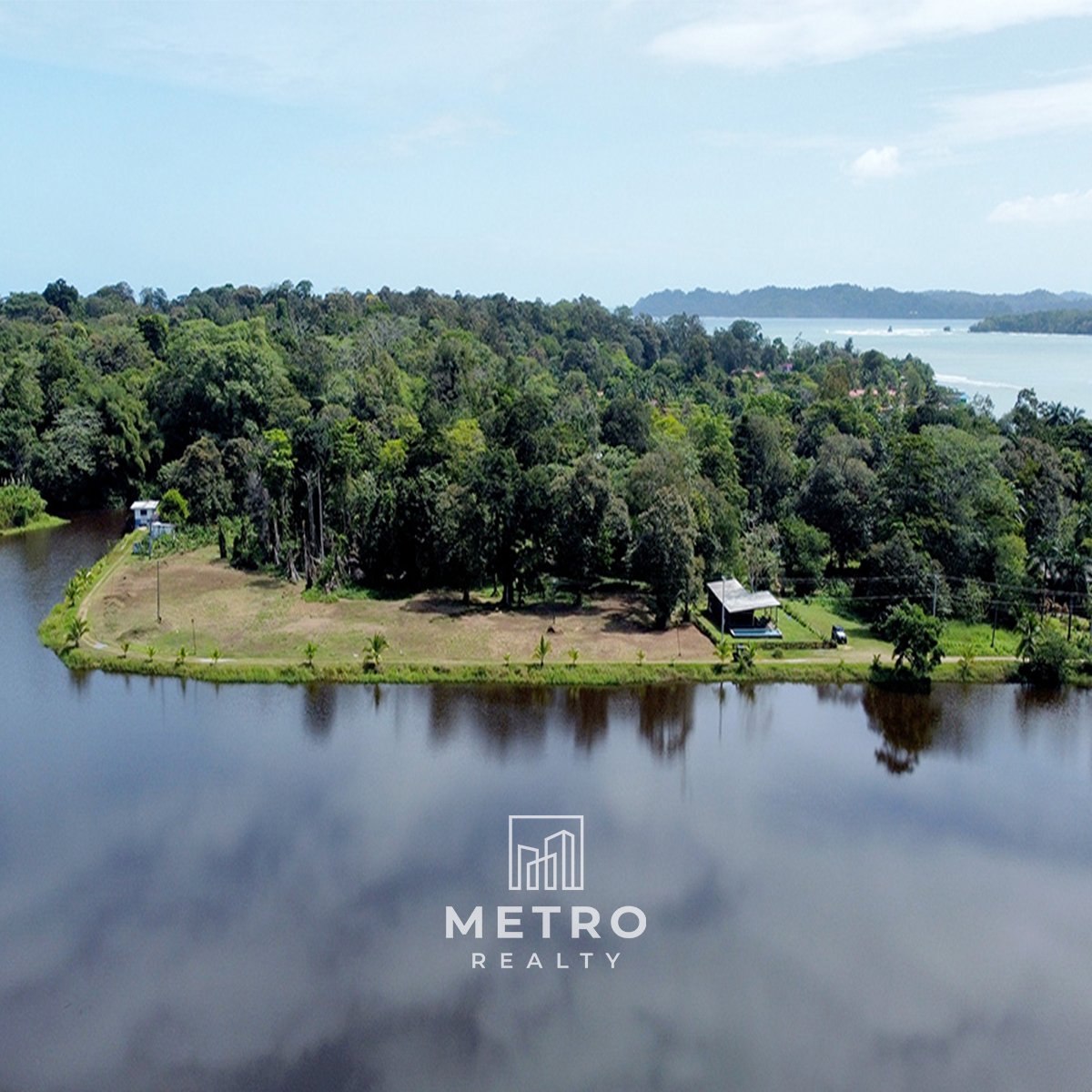 MetroRealtyPTY's tweet photo. Increíble casa ubicada en #IslaColónBocasdelToro a unos pasos de la #playa, lo que te permite darte un chapuzón a cualquier hora del día, en un entorno con casas con diseños #modernos que combinan el lujo y el ambiente #natural
Precio de Venta: $1,500,000
#bocasdeltororealestate https://t.co/eF1PRLrpU9