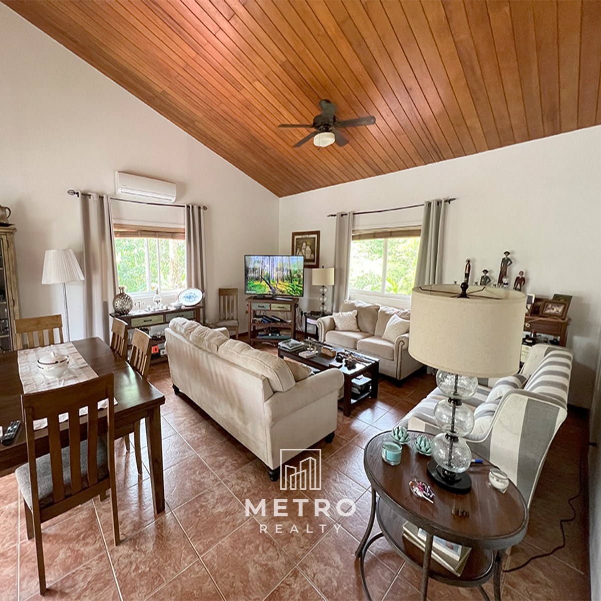 MetroRealtyPTY's tweet photo. Increíble casa ubicada en #IslaColónBocasdelToro a unos pasos de la #playa, lo que te permite darte un chapuzón a cualquier hora del día, en un entorno con casas con diseños #modernos que combinan el lujo y el ambiente #natural
Precio de Venta: $1,500,000
#bocasdeltororealestate https://t.co/eF1PRLrpU9