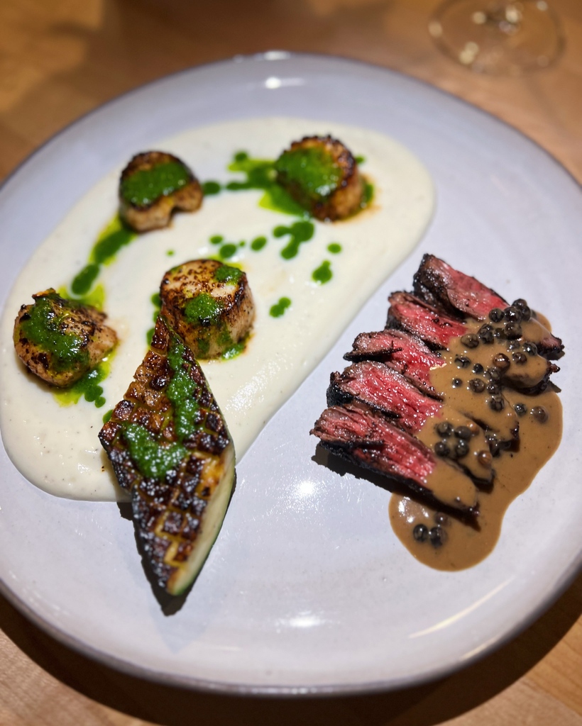 fork_knife's tweet image. #SurfandTurf: messing around at home and seeing how I can keep my brain &amp;amp; knives sharp 😜

Here&apos;s seared scallops on a parsnip and turnip purée w/a lemon/parsley salsa verde &amp;amp; seared zucchini (thanks #ThomasKeller). Then, wagyu skirt steak &amp;amp; classic au poivre. Simple &amp;amp; delicious.