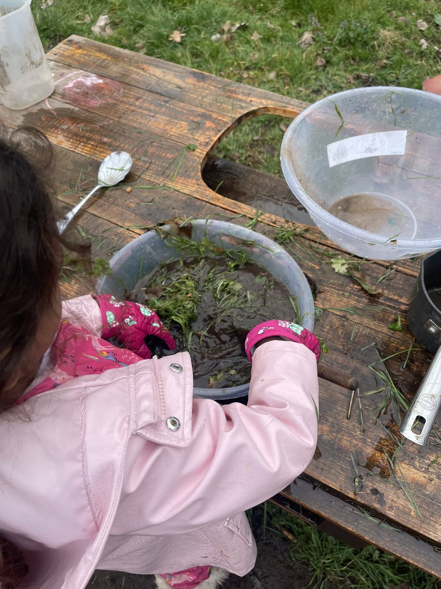 Miss_C_Nelson_'s tweet photo. It was a pleasure to spend some time with Caterpillar class in our Forest School this morning. The children love learning through play and exploration. What an awesome end to the week! @PelhamPrimary_ @trustilluminate https://t.co/sa935Gqu5P