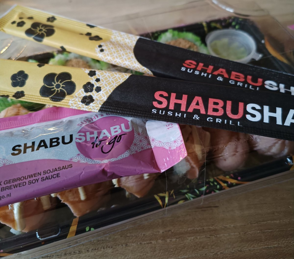 Paulus_Paulala's tweet image. Twee paar #stokjes?! Whahahah why?! Dachten ze echt dat ik ging #delen? #ForgetIt #Sushi #ShabuShabu