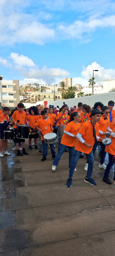 salesianoslpa's tweet photo. Nuestros pequeños "Monstruos de las emociones" no han parado de bailar y cantar en el pasacalles de Infantil: 🥁🎶"¡Somos Salesianos, mírame, por nuestra alegría tú nos vas a conocer,Nuestro Centenario ya llegó, estamos de fiesta me divierto mogollón!"😄🎵
@SalesianosSMX https://t.co/dBcG0PnJeZ