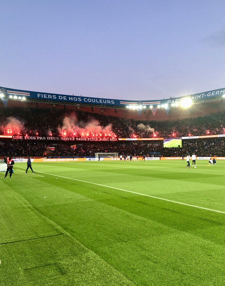 Math_Msg's tweet image. Le Parc s’enflamme à 2 jours de #OMPSG et en prévision du match face au #BAYERN 🔵🔴
