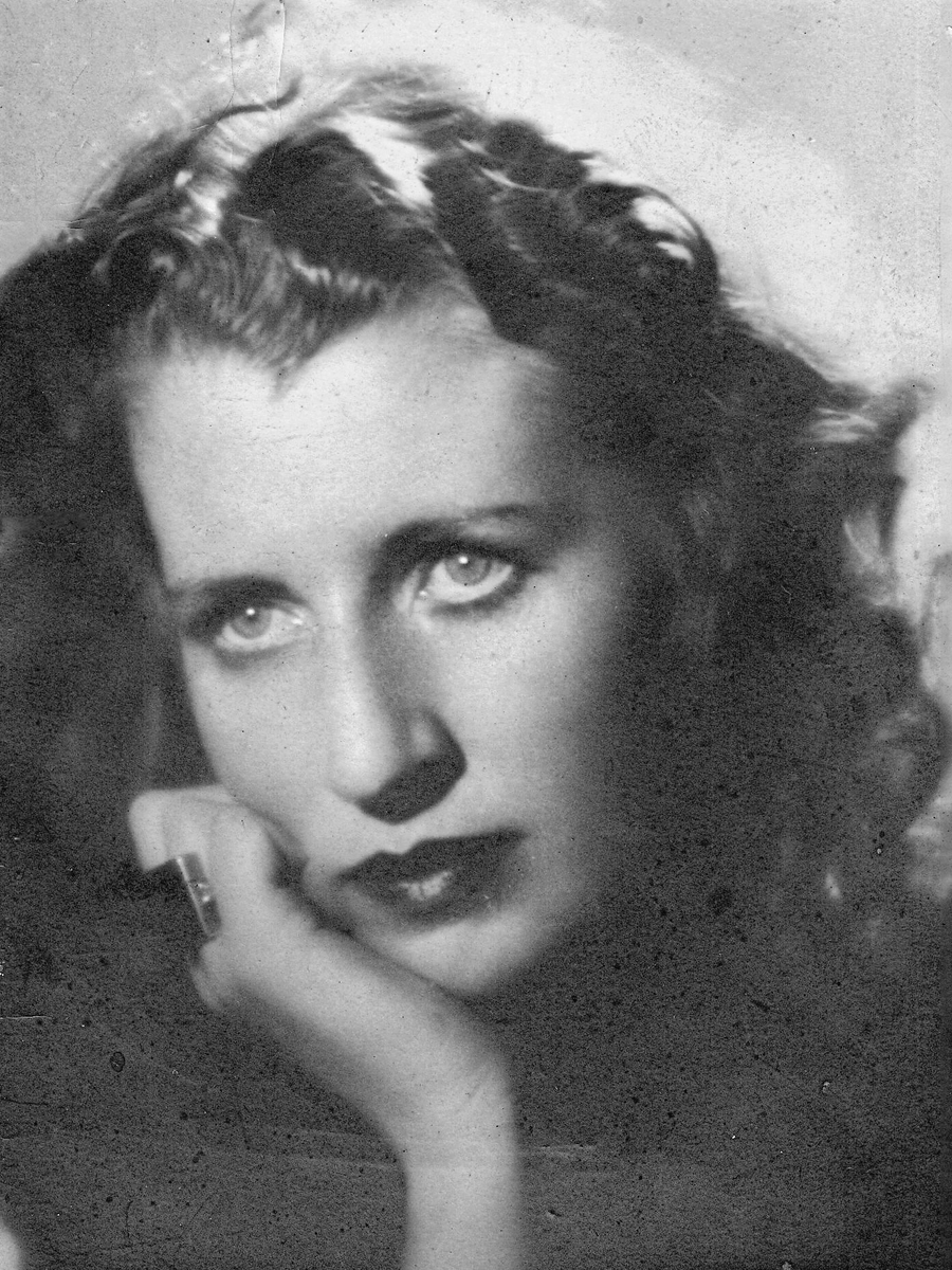 LaUneok's tweet photo. #Ahora | #mujeres en la #historia por @eugeyounism
📚Nos sumergimos en las novelas y textos biográficos de #NorahLange quien bajo el auspicio de Borges logró publicar sus escritos.
👉Fue, en compañía de Oliverio Girondo, con quien alcalzó un trabajo sistemático y libre.
🎙️#DeUne https://t.co/MyIB3oRvKG