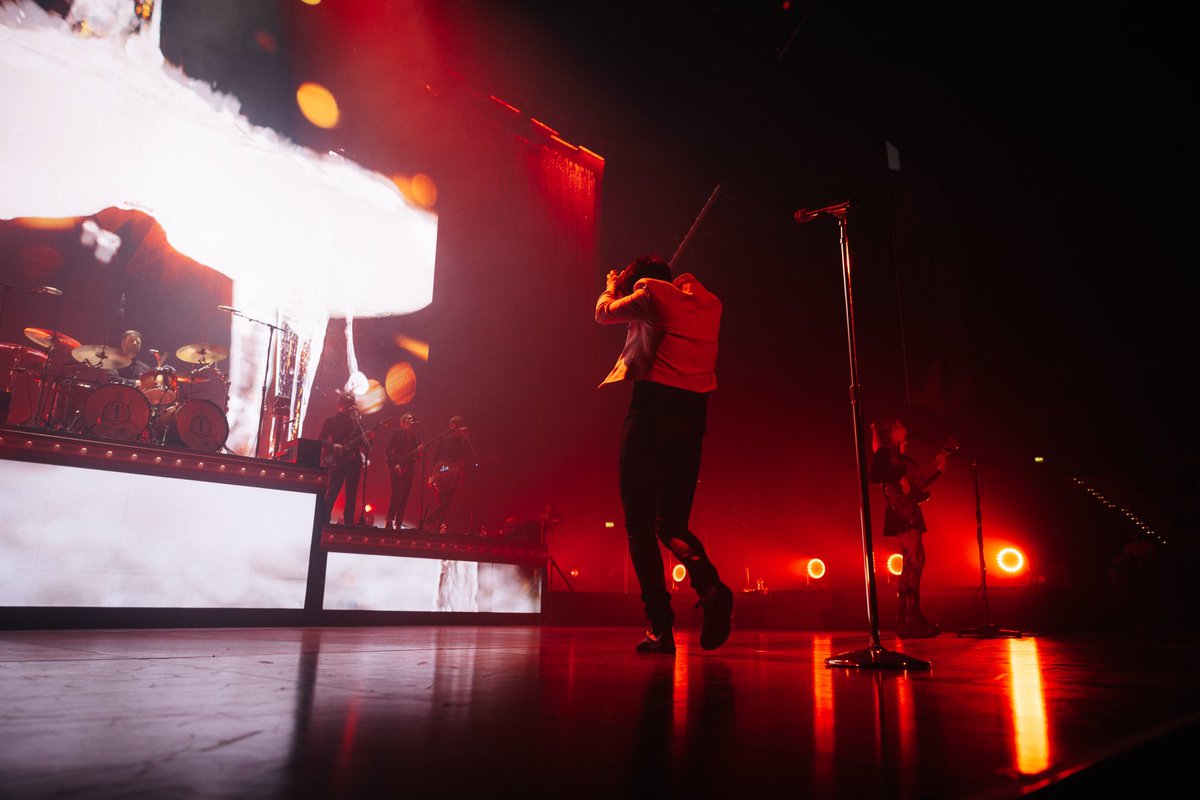 Beautiful Hamburg, you've outdone yourselves! 🧡 #VivaLasVengeanceTour 📸 @Zakcassar