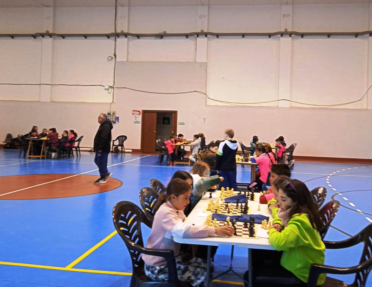 DipgraDXT's tweet photo. Cúllar acogió el encuentro zonal de ajedrez♟♟ del Altiplano, de los Juegos Deportivos Escolares de la Diputación, con una participación de 90 niños👧👦de #cullar #cortesdebaza #CuevasdelCampo #Orce y #Benamaurel
Colaboró la destacada ajedrecista Rosa Adela Lorente https://t.co/a5PWPcfB4K