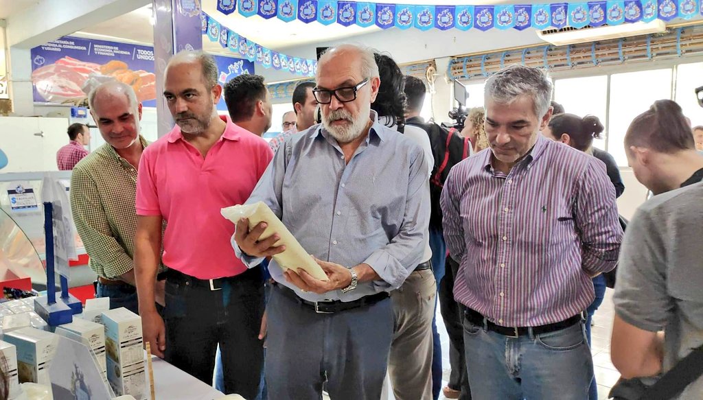 JorgeIbanezFsa's tweet photo. Hoy inauguramos el cuarto punto de venta de #SoberaniaAlimentaria que comercializa alimentos provenientes directamente de nuestros productores paipperos; además hicimos entrega de notebooks a egresados del #IPF e indumentaria de trabajo hechas por #Fontex a productores locales. https://t.co/hnYrfh01VJ