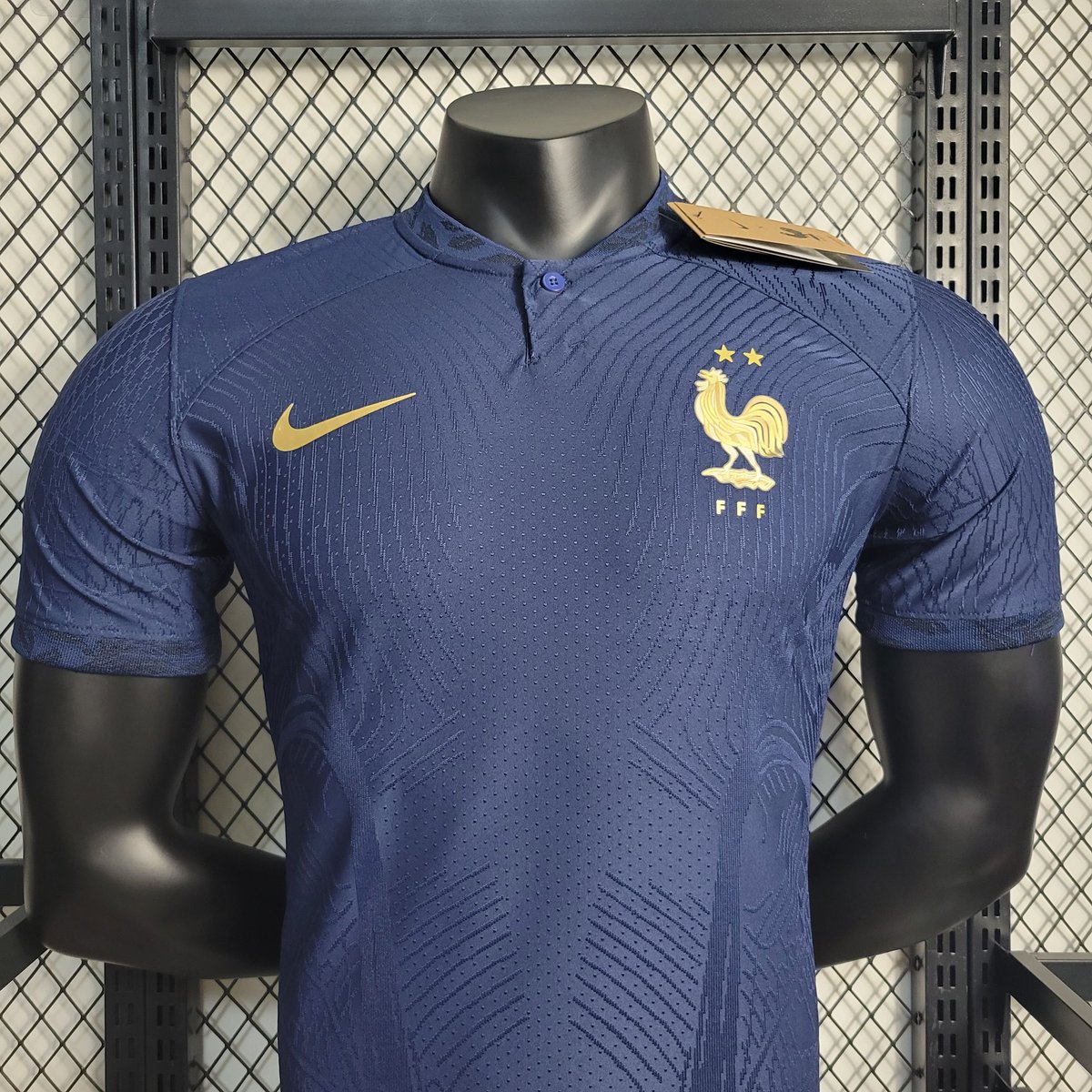LoMelo17's tweet photo. KOE RAPAZIADA BOM DIA!
Estou na possibilidade de vender camisas de times.

Camisas que são chamadas de Tailandesas 1.1, elas são idênticas as originais. É a melhor qualidade que existe, ñ há superior. 

Da uma moral aqii se vocês acham uma boa e se dariam essa moral.✅

Algumas. https://t.co/ccE7qwfEXg
