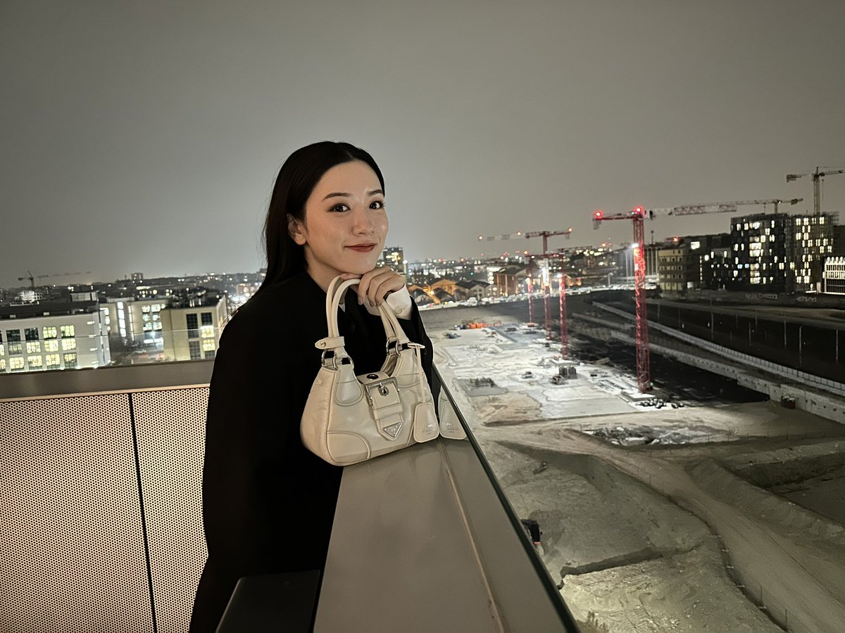 PRADAの「プラダ ムーン パデッドナッパレザー バッグ」を着用 PRADAの「プラダ ムーン パデッドナッパレザー バッグ」を着用