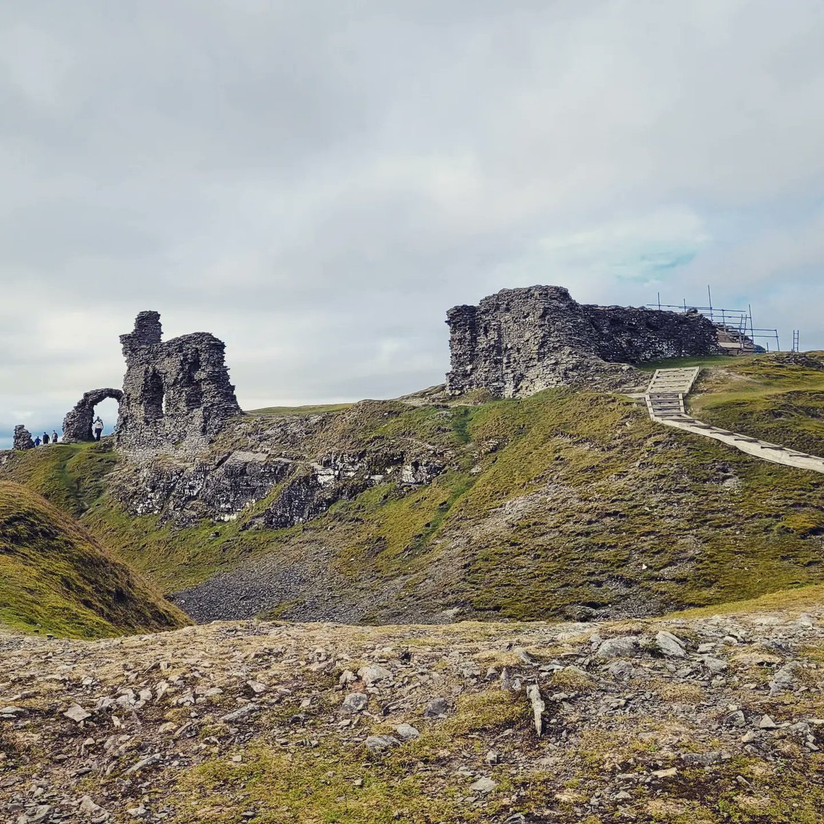 BtnHoveAS's tweet photo. The InstaGnome visited #Llangollen before returning to Sussex and climbed up to see #DinasBran aka #CrowCastle. A c13th defensive castle to keep out Edward  1st of England. Sadly, it didn't last long and was abandoned after 20 or so years.  1/2 https://t.co/4WjnMht4OK