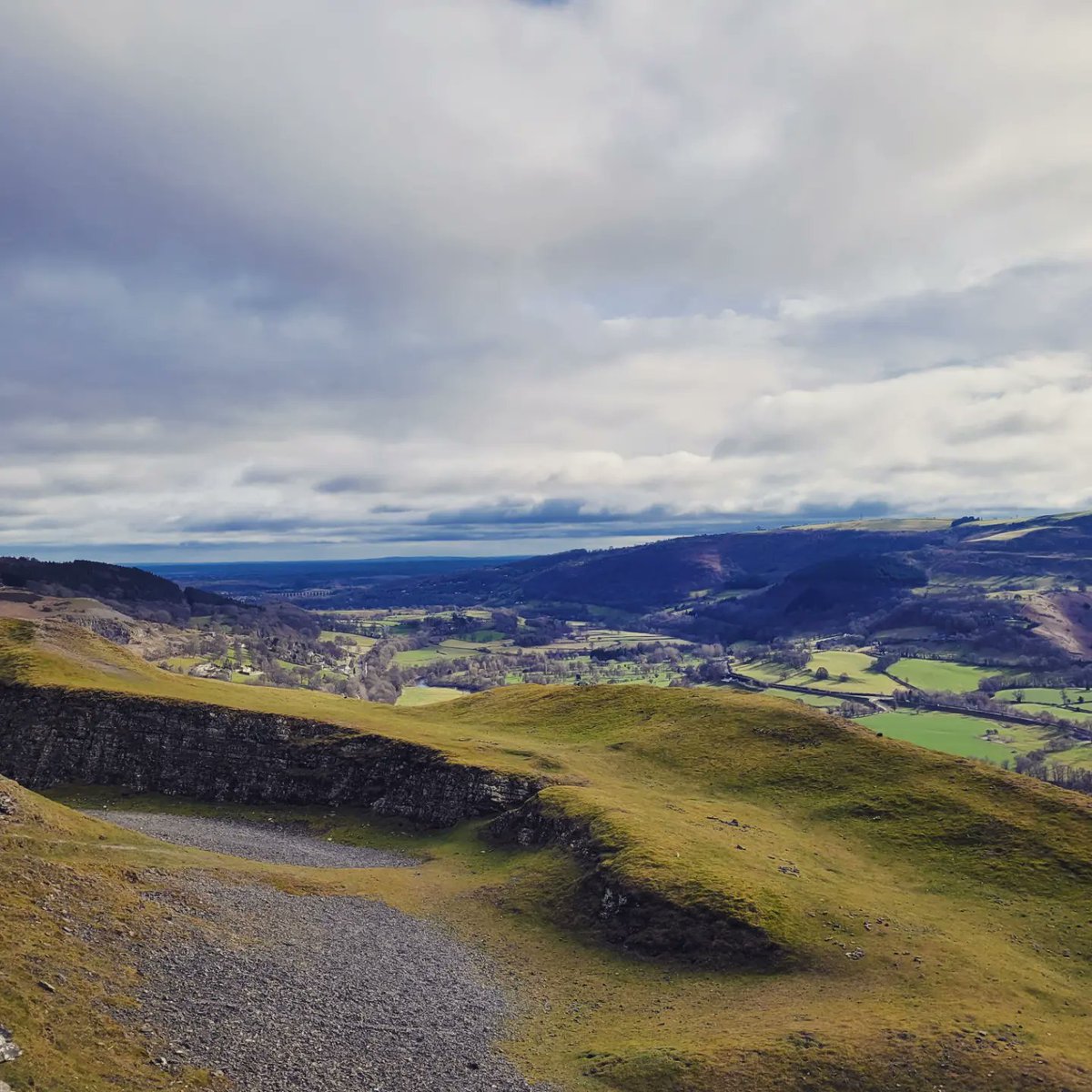 BtnHoveAS's tweet photo. The InstaGnome visited #Llangollen before returning to Sussex and climbed up to see #DinasBran aka #CrowCastle. A c13th defensive castle to keep out Edward  1st of England. Sadly, it didn't last long and was abandoned after 20 or so years.  1/2 https://t.co/4WjnMht4OK