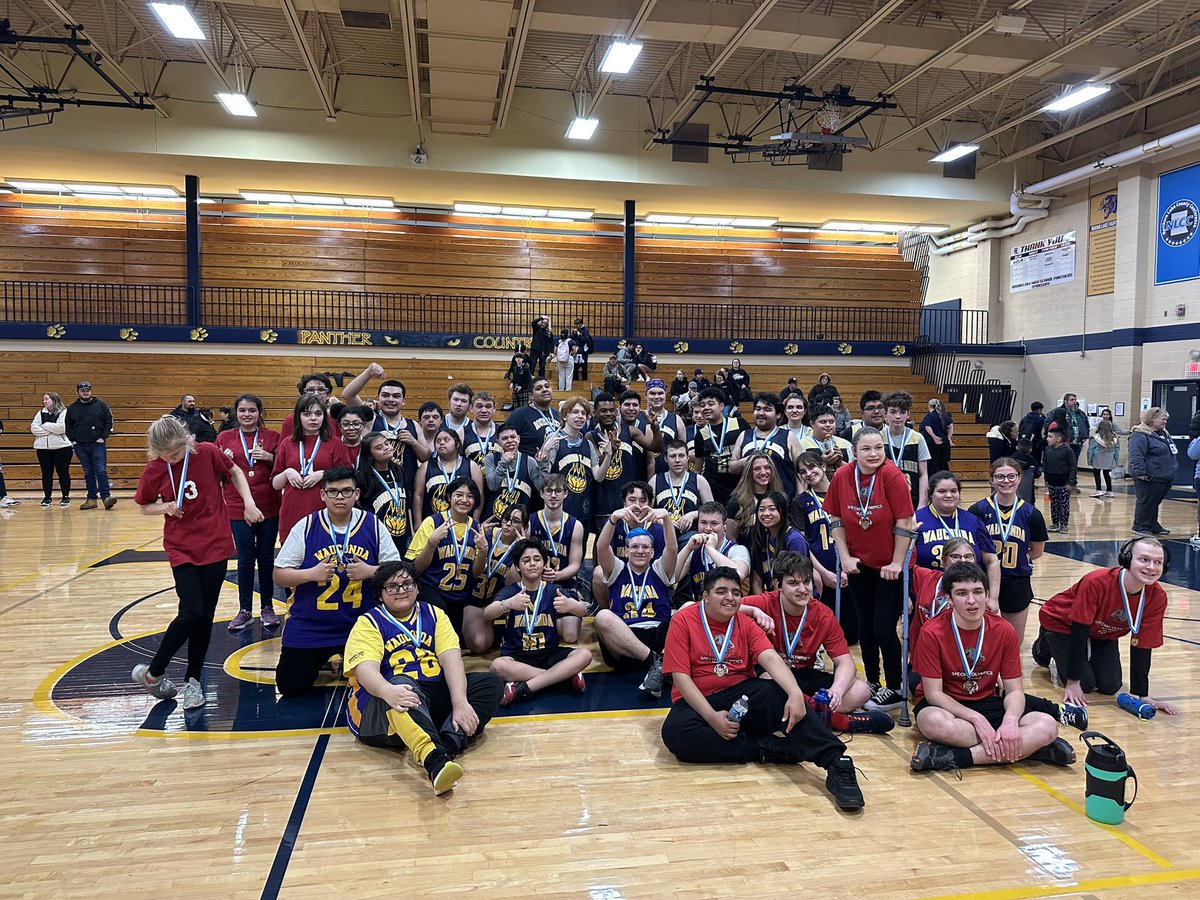 Thank you <a href="/RLHSPanthers/">RoundLakeHighSchool</a> for hosting such a great Buddy Ballers event! 🏀🐾