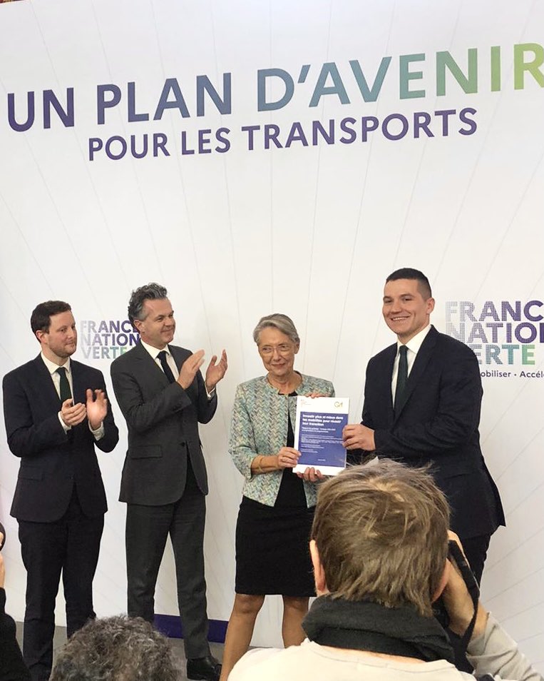 J’ai remis aujourd’hui à la Première Ministre <a href="/Elisabeth_Borne/">Élisabeth BORNE</a> le rapport du Conseil d’orientation des infrastructures. Un travail dans lequel chacun a pris sa part et qui ouvre un chemin vers cette planification écologique dont notre pays a besoin. #mobilités #climat