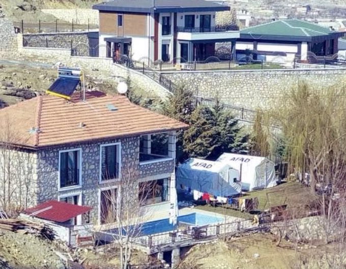 avkapanan4's tweet photo. Malatya'da havuzlu bir villa. Zerre kadar hasar almamış. Buna rağmen bahçesinde 2 tane AFAD çadırı var. Yaşlılar, hastalar soğukta donarken bu villaya çadır veren AFAD yetkilileri hesap vereceksiniz. https://t.co/F7HjhHSixC