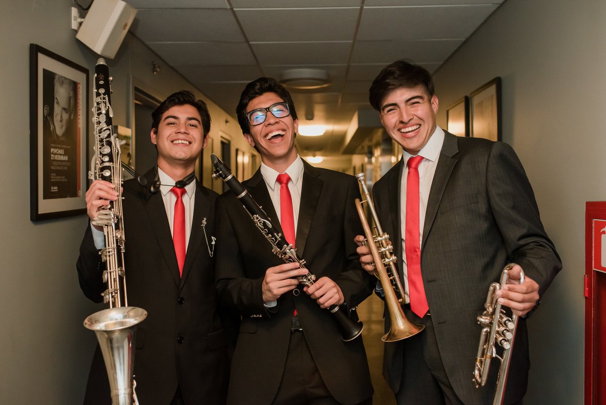 FOJIChile's tweet image. Hoy recordamos parte de los conciertos de nuestra OSNJ🎼

Estas fotos representan una nueva mirada de lo que viven los jóvenes durante su formación musical 📸💪

¿Puedes identificar algún evento? 👇

#FOJISomosTodosyTodas #ComunidadFOJI #OSNJ