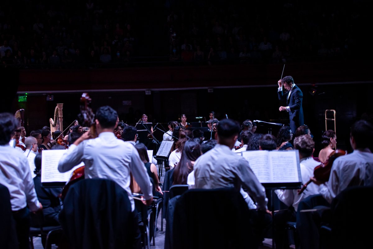 FOJIChile's tweet image. Hoy recordamos parte de los conciertos de nuestra OSNJ🎼

Estas fotos representan una nueva mirada de lo que viven los jóvenes durante su formación musical 📸💪

¿Puedes identificar algún evento? 👇

#FOJISomosTodosyTodas #ComunidadFOJI #OSNJ