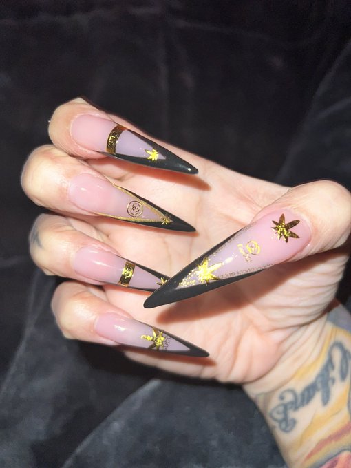 Gucci dick grippers 💦 https://t.co/fdX8lL53Pq<a href="/tag/halloweennails"class="tags"><span>#halloweennails</span></a>
