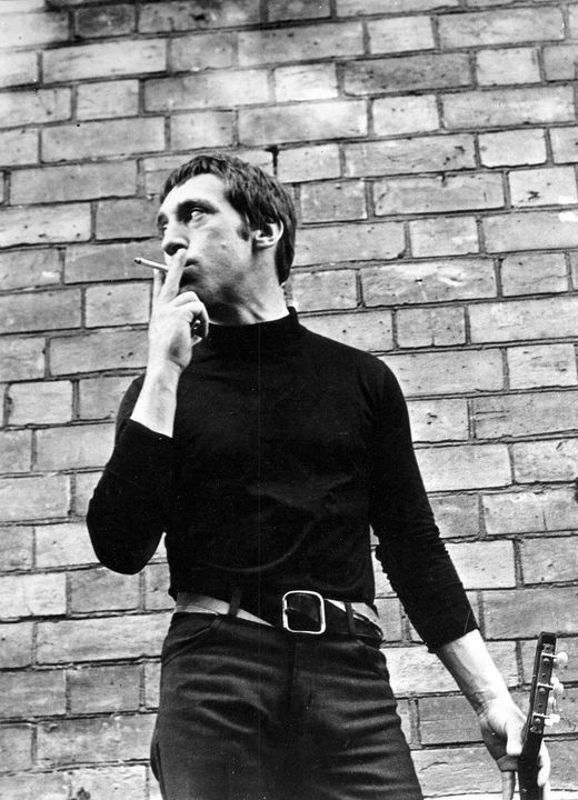 Бей же, звонарь, разбуди полусонных,
Предупреди беззаботных влюблённых,
Что хорошо будет в мире сожжённом
Лишь мертвецам и ещё не рождённым!
В.С.Высоцкий
1972
Июль 1972 г, Москва, студия звукозаписи фирмы "Мелодия". Автор фото  Аркадий Гершман.