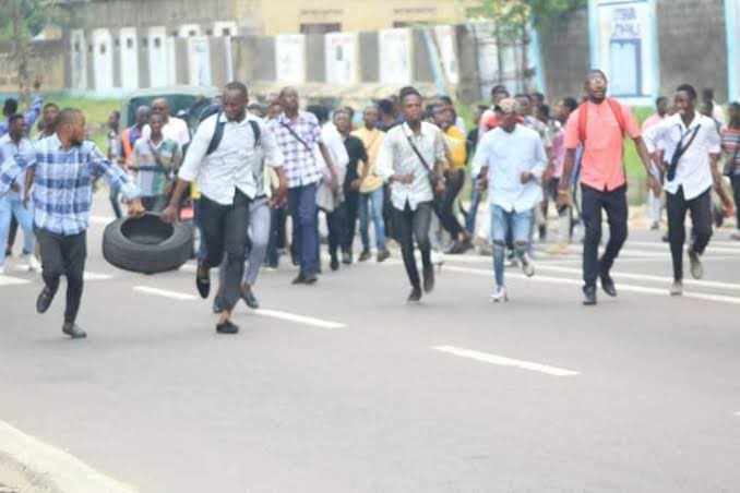 KitambalaMarcel's tweet photo. Nouveau phénomène à #Kinshasa ? Les étudiants de différents  établissements d’enseignement supérieur en guerre contre les conducteurs accusés d’augmenter le prix des courses. Ils n’hésitent pas à casser pare-brises, rétroviseurs et trouer les pneus de taxis et taxis-bus ciblés. https://t.co/JT9xH7Tm8W