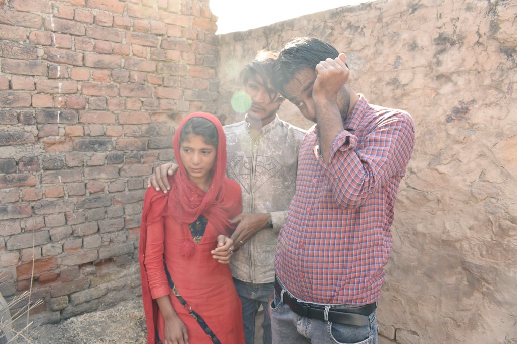 जुनैद के घर रिपोर्टिंग के दौरान उसकी 11 वर्षीय बच्ची मुझे देखकर एक मिट्टी की दीवार पर बैठी हुई रो रही थी,उसकी नानी ने मुझसे कहां भैया ये रो रही है इसे चुप कर दो,मैंने उसके सिर पर हाथ रख पूछा क्यो रो रहे हो? उसने कहा पापा की याद आ रही है,यह सुन मेरा दिल 2 हिस्सों में बंट गया है!