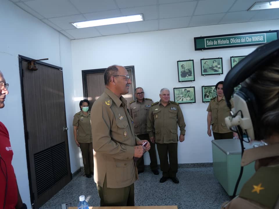 MinfarC's tweet photo. #RadioRebelde la emisora de Fidel y el Che, en su aniversario 65, transmite desde la oficina del Comandante Ernesto Guevara en el Edificio Sierra Maestra.
Informar la verdad, es la identidad de esta emisora. https://t.co/1d2HziBf6A