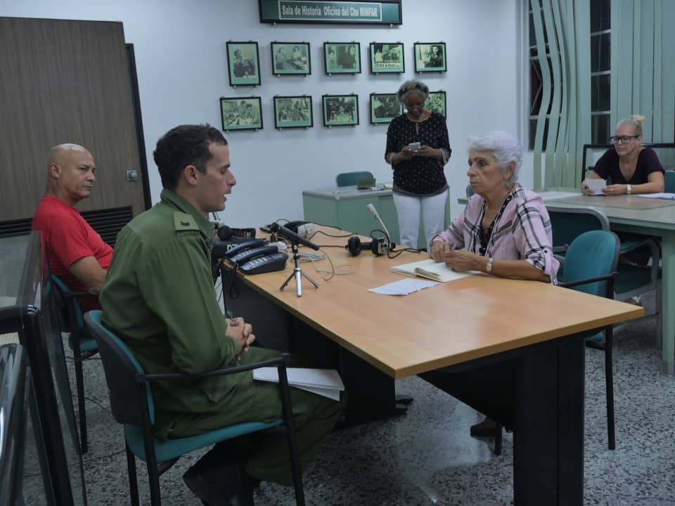 MinfarC's tweet photo. #RadioRebelde la emisora de Fidel y el Che, en su aniversario 65, transmite desde la oficina del Comandante Ernesto Guevara en el Edificio Sierra Maestra.
Informar la verdad, es la identidad de esta emisora. https://t.co/1d2HziBf6A