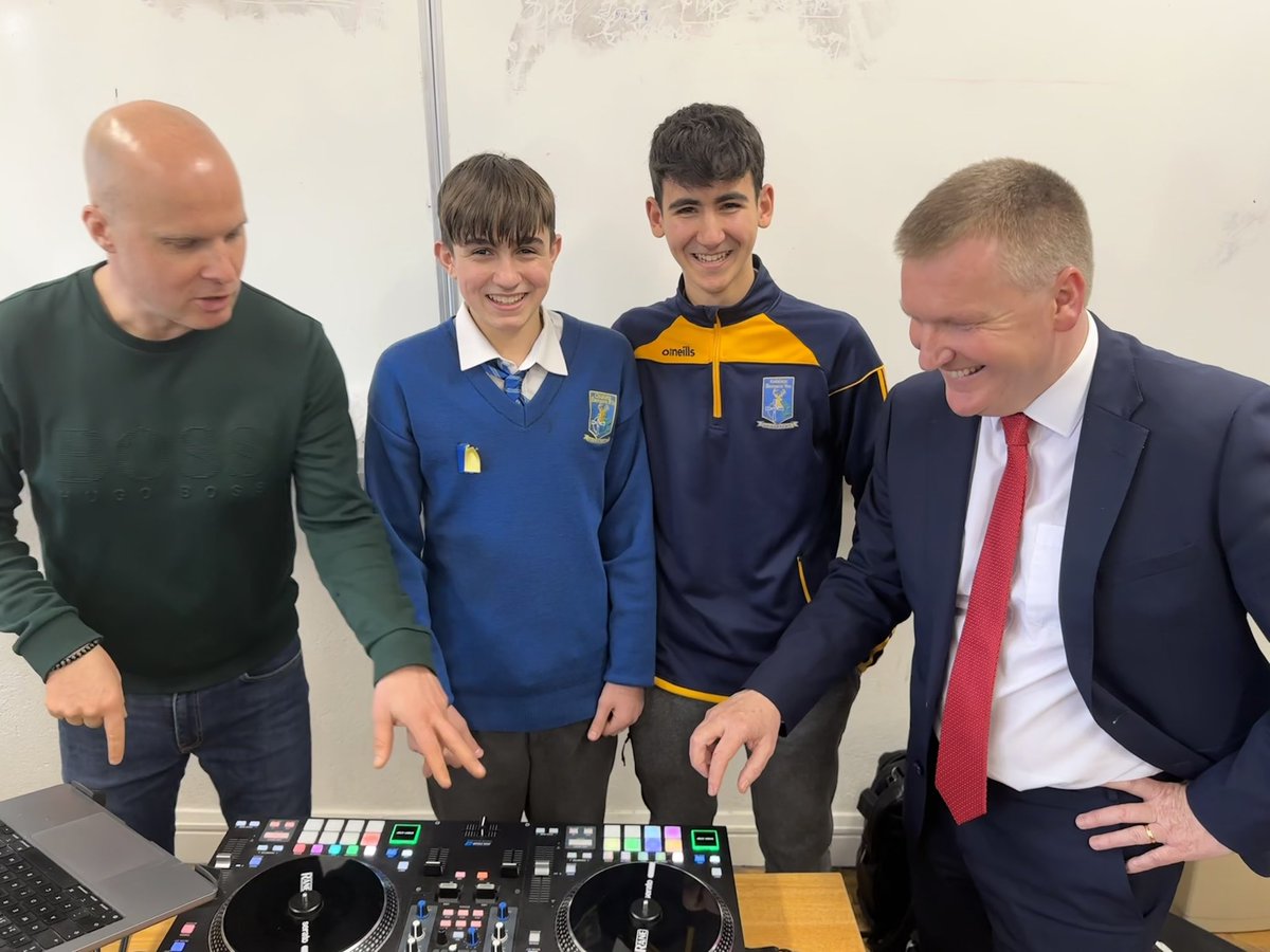 StevieGrainger's tweet photo. Great music session in @DeerparkCBS with @SampleStudios including Spanish students Javi &amp; guillermo &amp; our special guest @mmcgrathtd 🎧 https://t.co/M8neUTCyNP