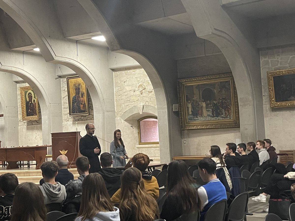 😇Rozpoczęły się pierwsze w tym roku kalendarzowym diecezjalne pielgrzymki #maturzyści na #JasnaGóra. Dziś przybyło ok. 200 młodych z <a href="/DGliwicka/">Diecezja Gliwicka</a>. - Chcemy być solidarni z rówieśnikami z #Ukraina 🇺🇦i dziś szczególnie ich zawierzamy #Maryja - mówili.