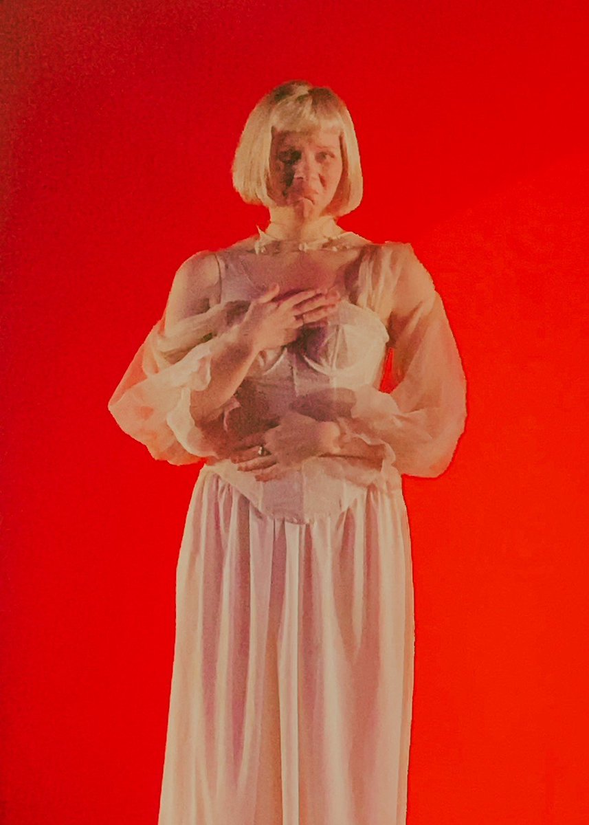 Wyvernhood's tweet image. แฟนไทยไฮป์หนักมาก เสียงเชียร์อย่างดัง มีคนเขินใหญ่เลย ทำหน้าปลื้มปริ่ม 🤏🥺

#TheGodsWeCanTouchTourTH  
#AuroraTH2023
#AURORA