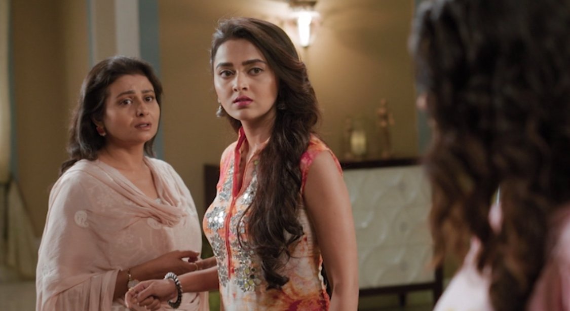 GlowTVza's tweet photo. Tonight 9pm #ComplicatedLove  #Silsila
Radhika is worried about Pari and Mishti, as their parent's past are affecting their present. Pari is mesmerized by Ruhaan and dances around him, which angers Arnav.
Tune in tonight at 9pm, repeats Mon-Fri 8am. Omnibus Saturday Nights 9pm https://t.co/D51pUNSe99
