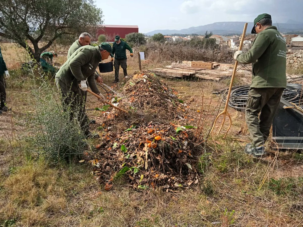 rdecategoria's tweet photo. Aquest any el taller d'ocupació de Labora de Jardineria fa un pas endavant en la gestió de residus participant en un projecte pilot de la GVA, AgroCompost i la Universitat Miguel Hernandez, elaborant compost en les seues instal·lacions, amb el suport de l'Ajuntament d'Atzeneta.💪 https://t.co/WC2F0psxou