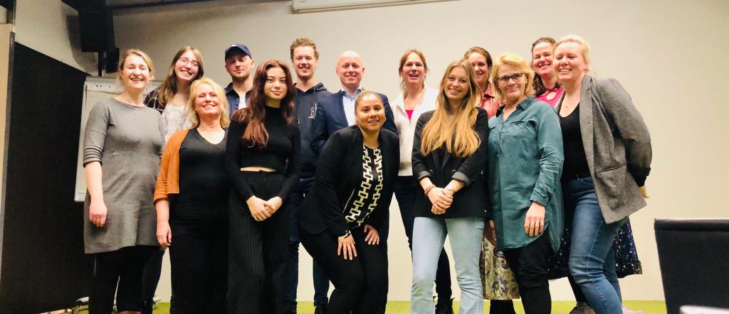 Dank voor je werkbezoek,  <a href="/RensRaemakers/">Rens Raemakers</a>, aan <a href="/CJGRijnmond/">CJG Rijnmond</a> ism @NCJ_tweets. Van een consult met nieuwkomers en een pasgeborene tot aan een gesprek met jongeren over (mentaal) welzijn. Goed om deze inzichten en die van de #JGZ professionals mee te nemen naar de #tweedekamer!