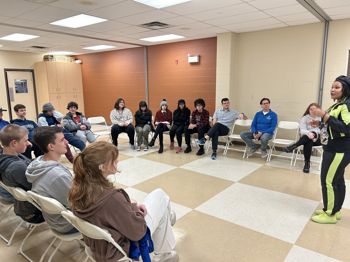 Les célébrations du Mois de l’Histoire des Noirs continuent à Sarnia Lambton. Merci au <a href="/CCFSarnia/">CCFS</a> pour ce superbe atelier de slam avec Stella Adjoké offert à nos jeunes.
<a href="/ESCStFXavier/">École secondaire catholique Saint-François-Xavier</a> <a href="/JPGagnier/">J</a> @CSCP_EDI <a href="/CscProvidence/">Csc Providence</a> #MHN #blackhistorymonth2023