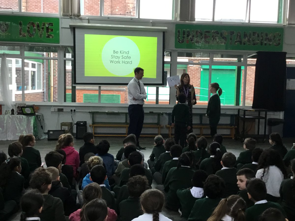We were so proud today to be joined by Jane from @MflSil who presented St Patrick’s with our Gold Award for the MFL Quality Mark! We are one of the very few schools to receive this award, and the only school in Liverpool to have achieved this since the pandemic! ¡Muy bien!