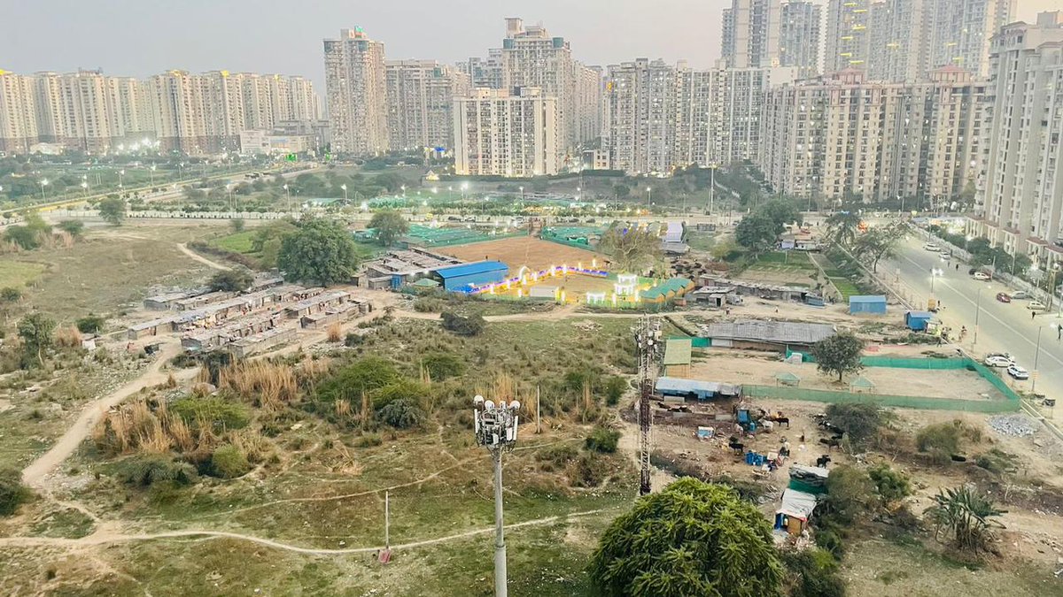 jayant_saroj's tweet photo. @iasritu, @ceonoida मैडम, संज्ञान लाना चाहेंगे कि कृपा कर Sector 76 कि बदत्तर होती स्थिति को भी देखिये। यहाँ पार्क काफ़ी अरसे से नहीं बन पा रहा है, परंतु बाक़ी सभी गतिविधियों निर्बाध चल रही हैं 

@nofaatimes @Fonaa @Nbt @amarujala @lalsingh @nandiji @ https://t.co/Sd8DLkbS5g