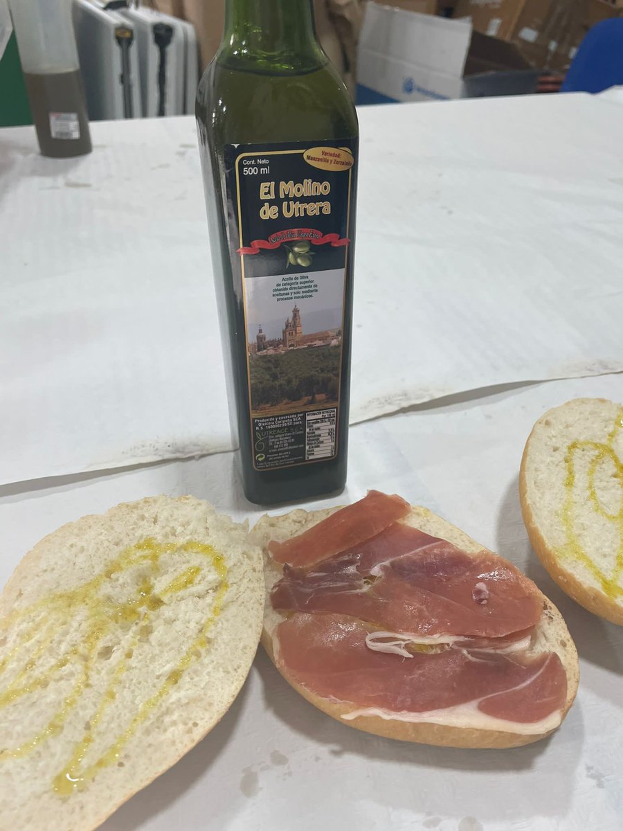 AmpaUtreraSales's tweet photo. Así ha transcurrido nuestro tradicional desayuno andaluz. Gracias @utreace por regalar cada año ese aceite tan rico. Viva Andalucia!! https://t.co/U2acLfsxVv