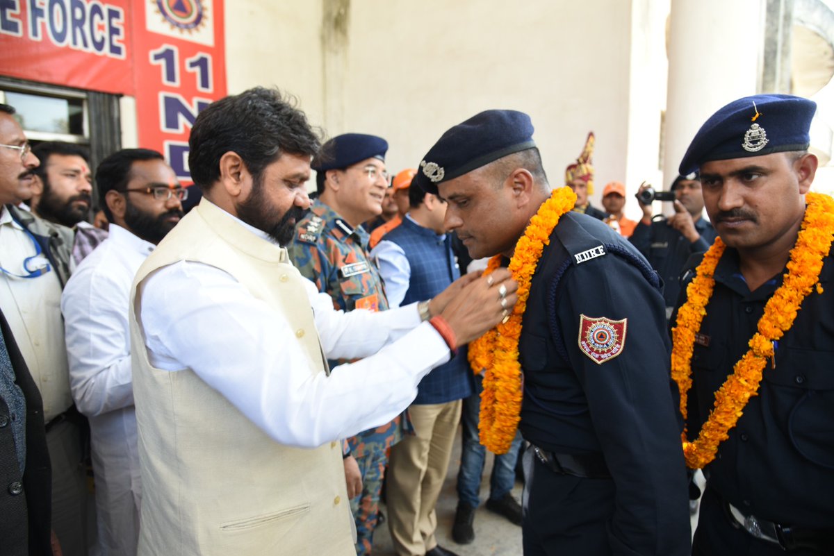 11NDRF's tweet photo. @11NDRF_VARANASI #OPERATION_DOST #INDIA
आज 11 NDRF वाराणसी मुख्यालय में #ऑपरेशनदोस्त के तहत सफल राहत एवं बचाव अभियान से लौटे बचावकर्मियों के लिए भव्य स्वागत समारोह का आयोजन किया गया।
#NDRF4U🇮🇳
@ManojKu21690089
@dayalugurubjp
@RavindraMoS_IC
@Varanasi_DM
@CVaranas
@CMOfficeUP https://t.co/ExAXCNcnQ2