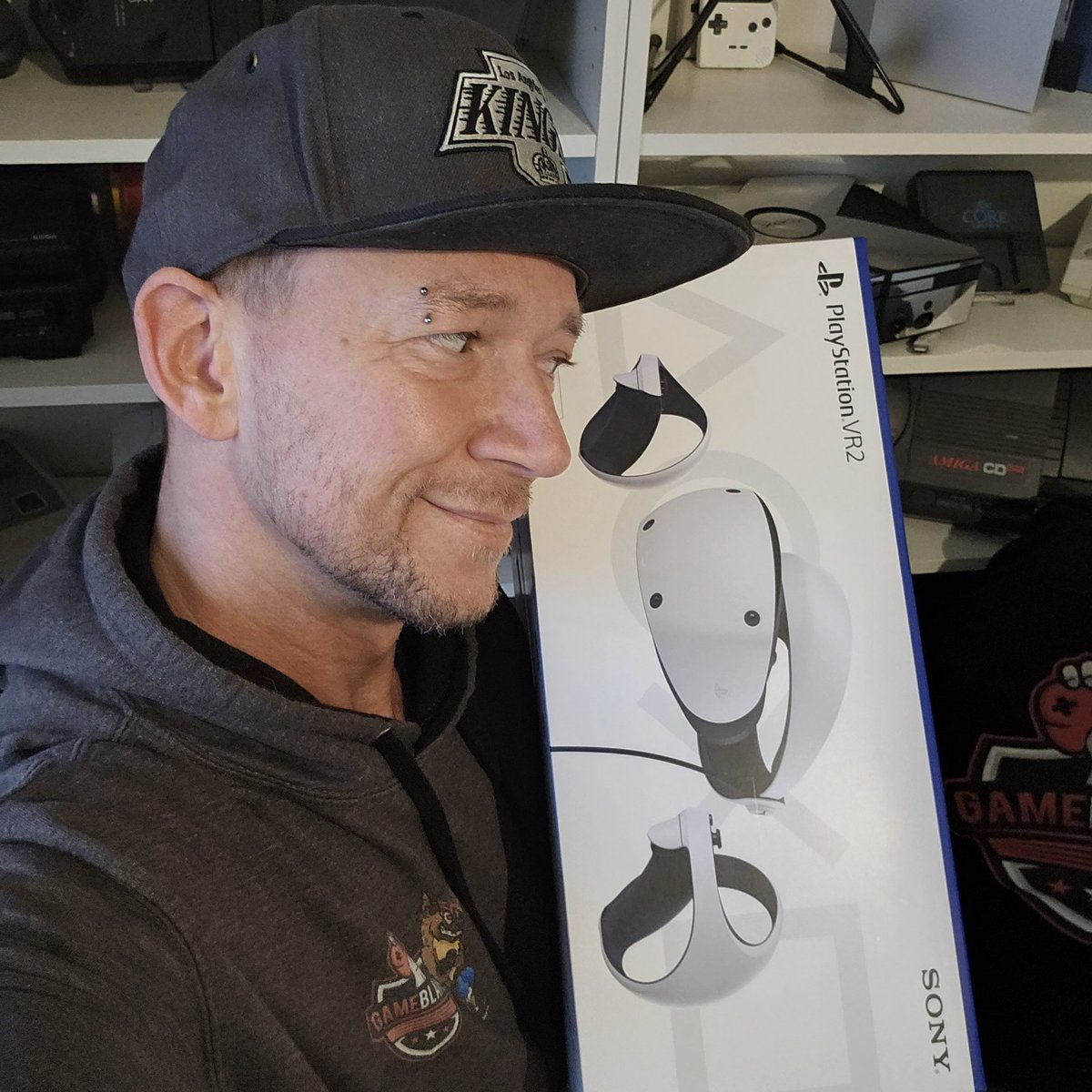 Gameblamer's tweet photo. Heute frรผh um 7.30 Uhr abgeholt.
Ihr wisst...ich liebe die #xboxsx und rede oft nicht gut รผber die #PS5 Aber mit der #PSVR2 ist Sony echt ein geiles Teil gelungen. In meinem direkten Vergleich zu meiner #HTCVivepro2 steht sie in keinem Punkt nach, auรer dass Lautsprecher fehlen. https://t.co/t0ndJ7idGE