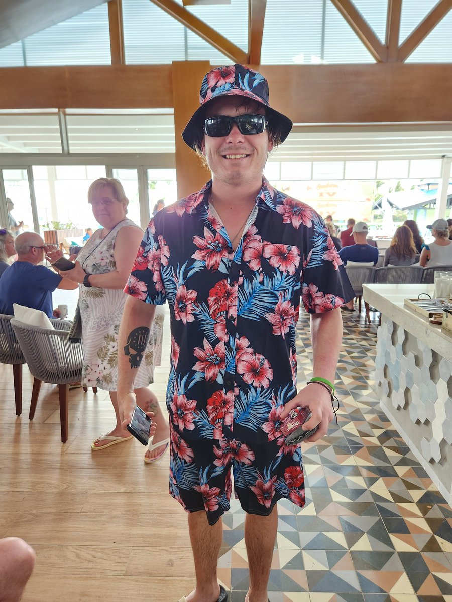FSRWI's tweet photo. It's a #FullDripFriday and the Sunburn Bowlers are making their grand entrances! #SBB4 #DripAlert @czabe @OnAirJosh @ArmenSaryan https://t.co/gBpPQM1JOk