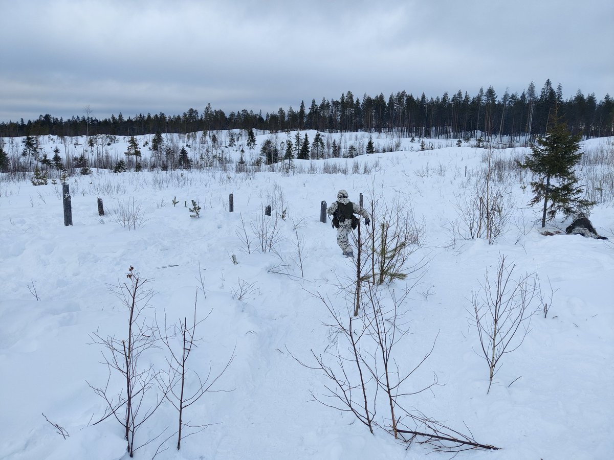 KAITR:n Koulutushaarajakson ammunnat käynnissä. #KRHK:n jääkärit etenevät kohti tavoitetta partion hyökkäysammunnassa. Tavoitteen taistelun jälkeen seuraa palaute ammunnasta. #KAITR #valmiinatukemaan #KAIPR