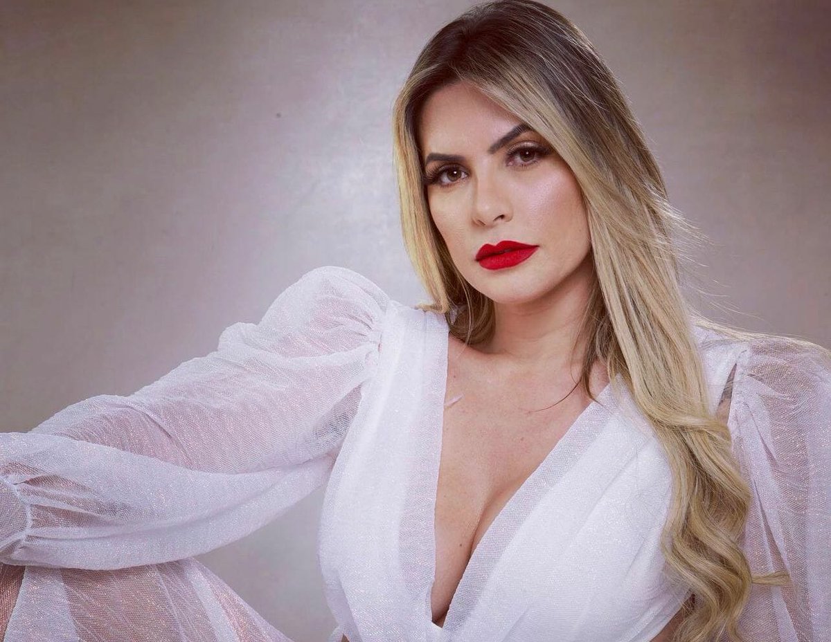 Furacão do sertanejo, Yara Vellasco faz shows consecutivos na Sapucaí | is.gd/WfiHqs
#Carnaval #Destaques #YaraVellasco
