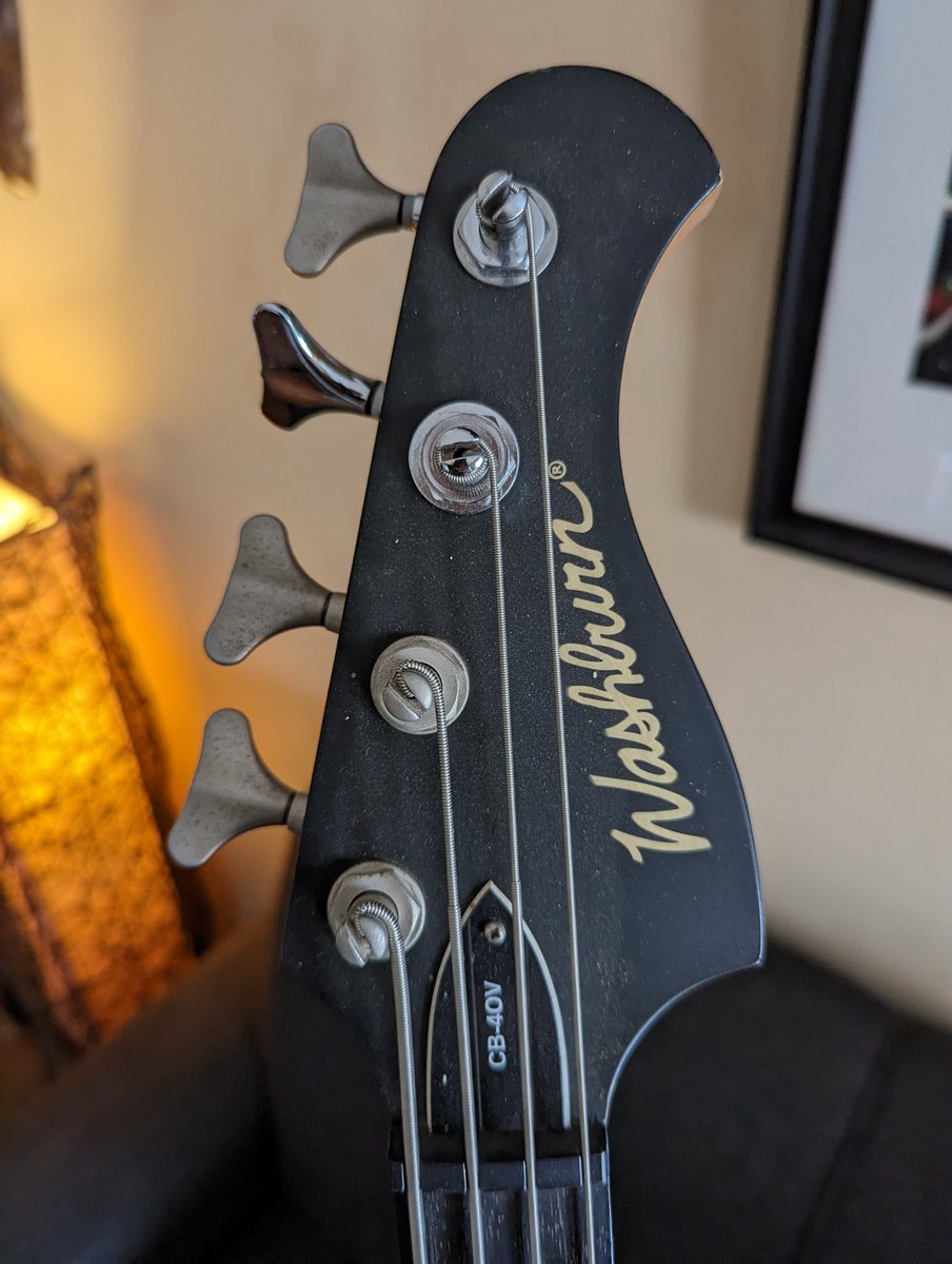 Set y Usul venden este bajo para financiar sus tratamientos. Washburn CB-40V 500mil así como está.