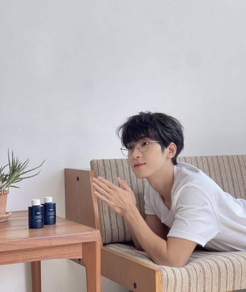 junhwuiwen's tweet photo. Huxley behind. 📷 https://t.co/02SKq01076