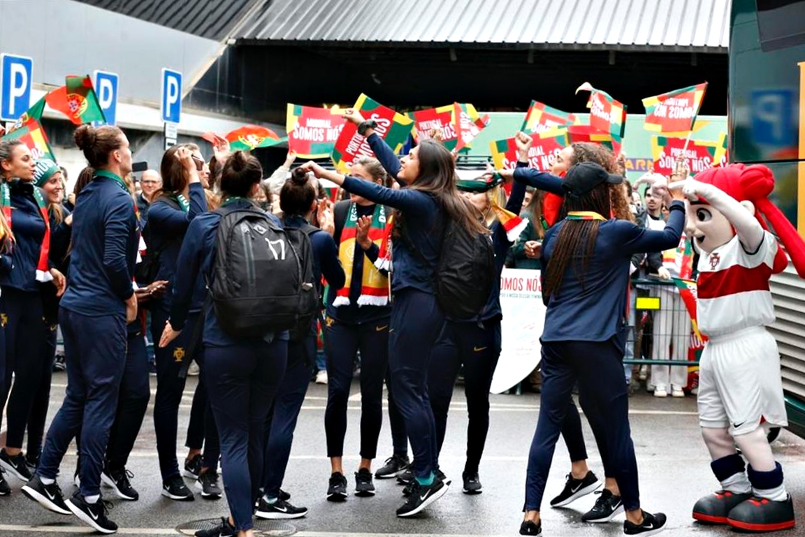 A seleção nacional chegou a Portugal e foi recebida em festa após o feito histórico 🥳