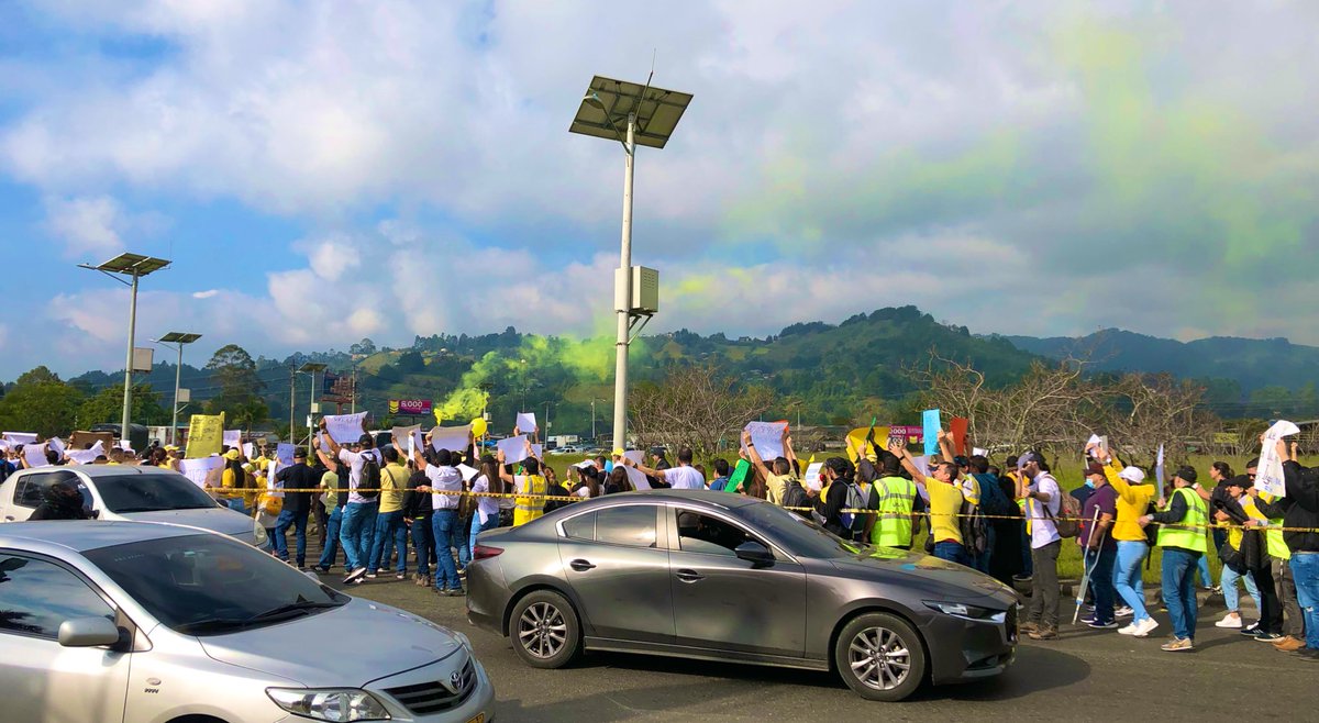 LuzUribeDuque1's tweet photo. @VivaAirCol  Aquí esta la gente de corazón amarillo, suplicando que #VivaSobreviva 😭 Las calles son el mejor refugio para exigir los derechos. 💛✈️ https://t.co/zJA3kMJU7X