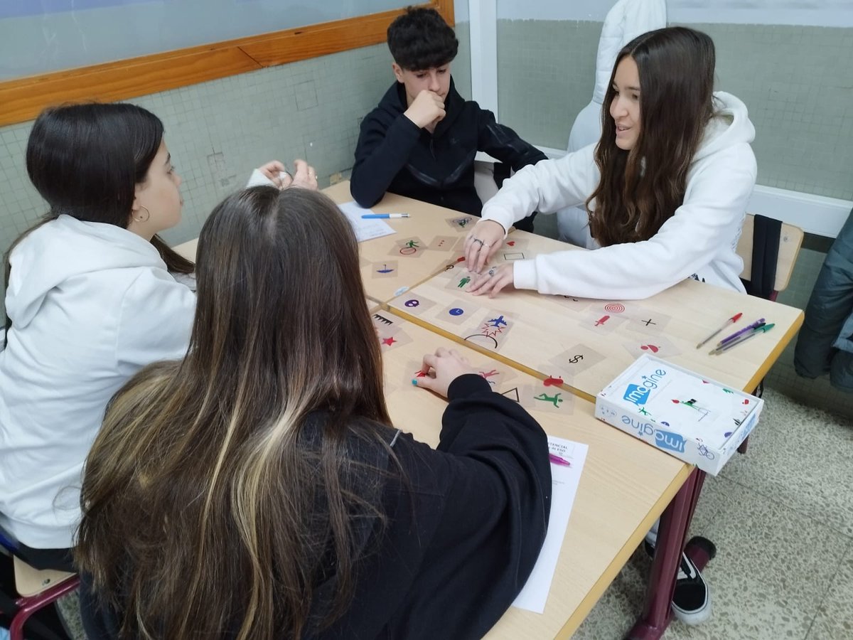 LaSalleLaSeu's tweet photo. Hi ha ordre a l'univers? Quin lloc ocupa l'ésser humà en l'univers? L'alumnat de filosofia treballa conceptes de metafísica amb el joc #Imagine @Asmodee_Spain #ProjecteJoc https://t.co/N8jN0VC1yE