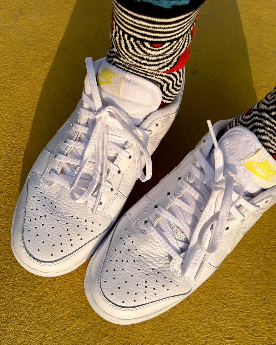 jamchollat's tweet photo. Nike dunk low yellow heart น่ารักแบบใจสั่น ยิ่งอยู่ในแดดยิ่งสวย✨ ไม่ค่อยเห็น dunk low แนวขาวๆ คู่นี้มีดีเทลหนังเรียบหนังลายสลับกัน ดูมีอะไรแบบไม่ตะโกน แอบคิ้วท์ด้วยหัวใจสีเหลืองเล็กๆตรงส้น แมชง่าย ได้หยิบมาใช้บ่อยแน่นอน https://t.co/hioVCPPEAm