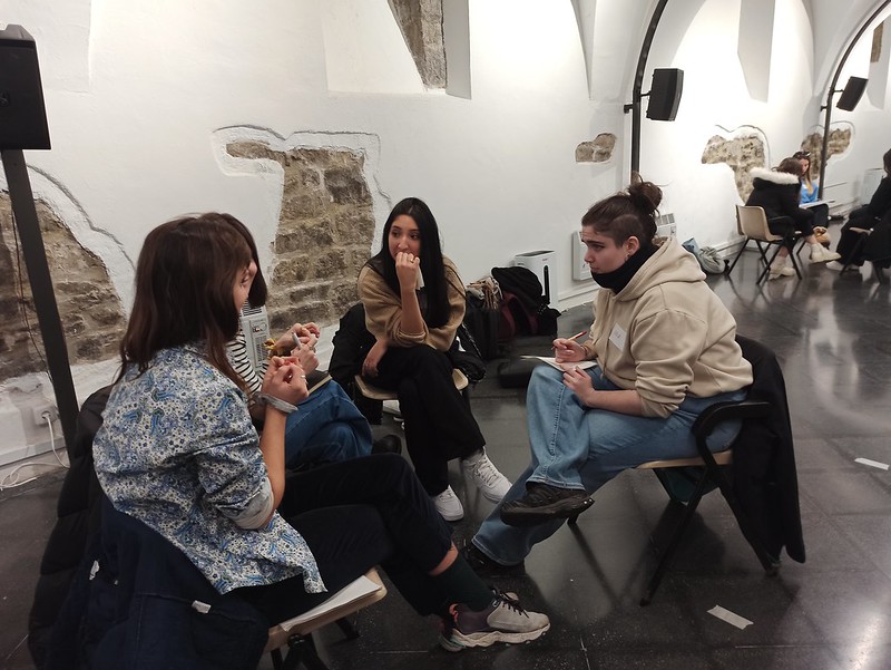 ei_sev's tweet photo. #GazteakMugazGaindi , el proyecto que busca fomentar el conocimiento mutuo entre la juventud de ambos lados de la frontera, hoy en Baiona. https://t.co/fjQW1f34Jg
@ConseJuvNA #INSUPformation @Euroregion_naen @NvelleAquitaine
#AsmoztaJakitez #GeroaElkarEkin @EIparralde https://t.co/vpbWNcZVt5