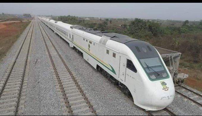scarfizal's tweet photo. Pic1: When Nigeria had the highest earnings from oil and still borrowed but could only afford used trains under @OfficialPDPNig
Pic2: When Nigeria earned the least from Oil borrowed but we can see what the borrowed funds are used for under @OfficialAPCNg
#PDPNeverAgain https://t.co/jd364obRJH